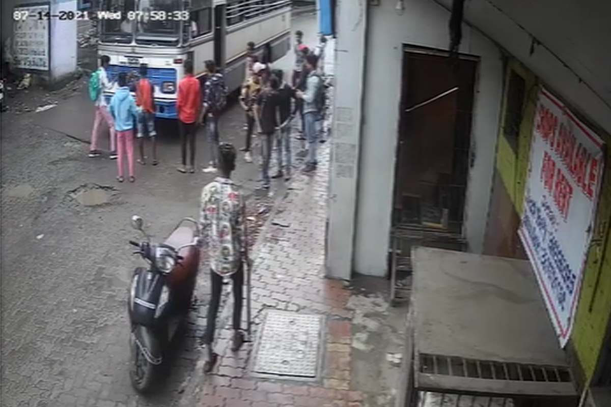 बसमध्ये सीटवर बसू दिले नाही, मित्रांना बोलावून तरुणाला बेदम मारहाण, VIDEO