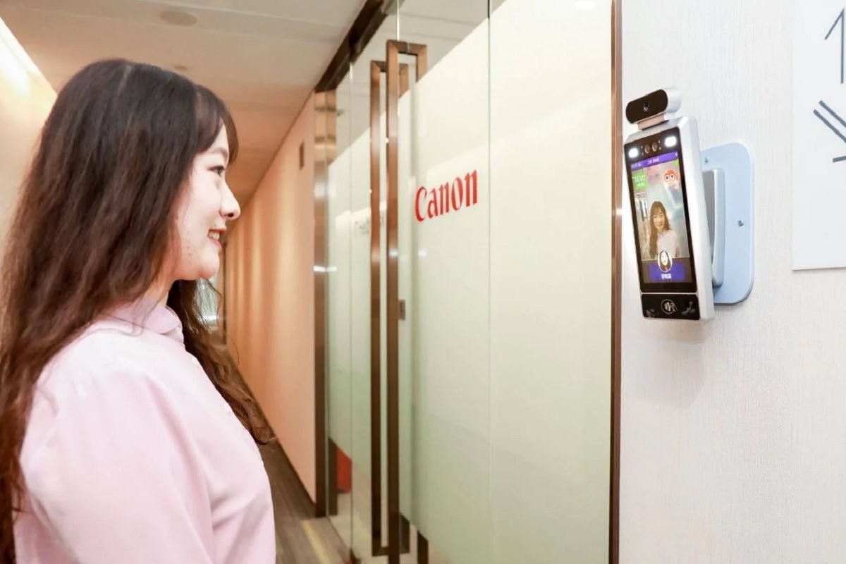 Smile Please! या ऑफिसमध्ये हसल्यानंतरच मिळणार एन्ट्री, कर्मचारी खूश राहणारा असल्याचा कंपनीचा दावा