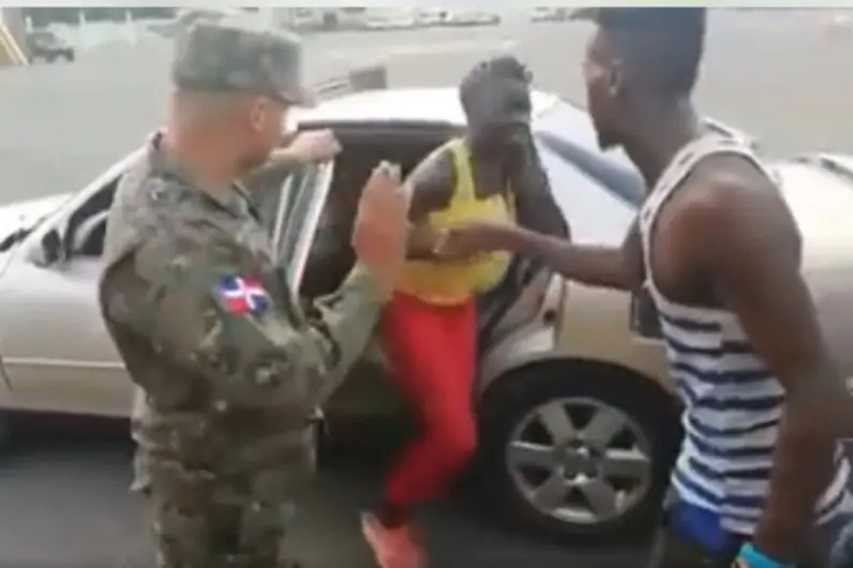 OMG! 4 सीटर कारमधून निघाले इतके प्रवासी, मोजता मोजता पोलिसांची दमछाक; पाहा VIDEO