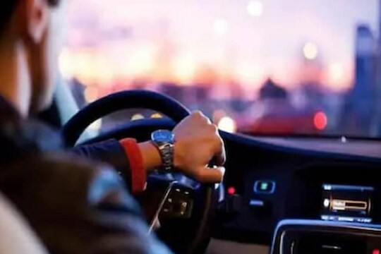Driving दरम्यान हँड्स फ्री डिव्हाइसच्या माध्यमातून फोनवर बोलणं पडेल महागात; 'या' राज्यात कारवाईचे आदेश