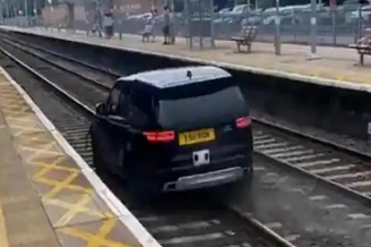 ...आणि रेल्वे ट्रॅकवर धावू लागली कार; हा प्रताप पाहून प्रवासीही हैराण, Video Viral