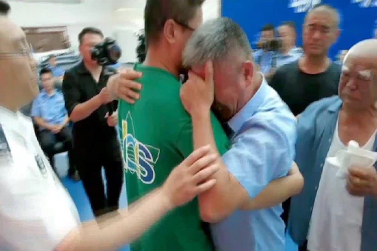 5 lakh km प्रवास करून हातपाय खिळखिळे होईपर्यंत अख्खा देश पिंजून काढला; अखेर 24 वर्षांनंतर बापाने हरवलेल्या लेकाला शोधलंच!