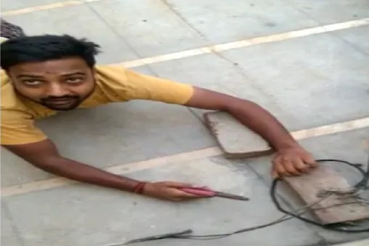 छतावरून सरकत सरकत तो आला, पक्कड घेतली, आणि समोर पाहतो तर काय...! पाहा Viral Video कधी करू नका ही चूक