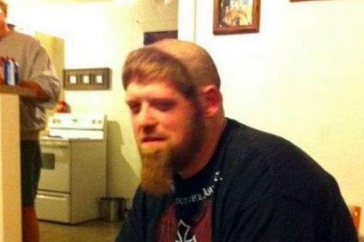 या स्टाईलला थेट 'टॉयलेट सीट' असं नाव ठेवलं आहे.