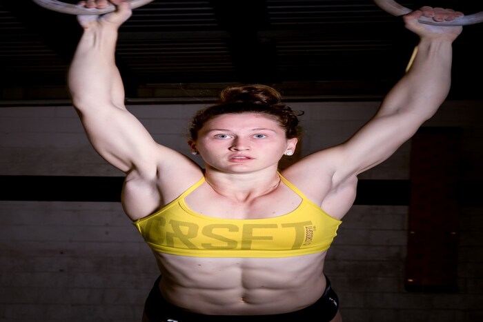 टिया आपल्या दिवसाची सुरुवात साडेसात वाजता करते. सकाळी उठल्यानंतर ती पाणी पिते आणि त्यानंतर 128 ग्रॅम ओटमील, 40 ग्रॅम ब्लूबेरी, 1 चमचा मध आणि 1 केळं असा आहार घेते. आपला पहिल्या ब्रेकफास्टमधून तिला 455 कॅलरीज मिळतात. ज्यामुळे ताकद वाढते.