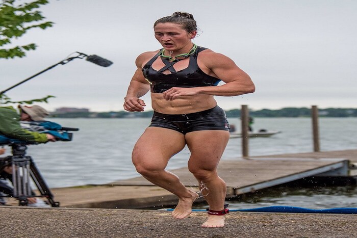 जेवण, स्नॅक्स आणि सप्लीमेंट यांच्या माध्यमातून वरकाऊटच्यावेळी दिवसभरामध्ये 2900 कॅलरी देणारा आहार टिया घेते. यामुळे तिला वर्काऊटनं करण्याची ताकद मिळते. 