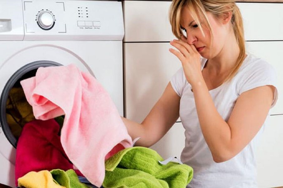 पावसाळ्यात कपडे न वाळल्याने त्यांना अतिशय दुर्गंधी (Clothes Smell) यायला लागते. अशात रोज धुतलेले कपडे कसे वाळवायचे हीच अडचण गृहिणींसमोर असते. त्यामुळे असे कपडे बाहेर घालून जाणंही अशक्य असतं. 
