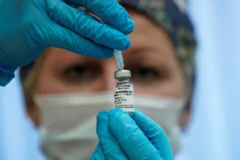 Covishield Vaccine: कोरोनाला रोखण्यासाठी लसीकरण हे सर्वात प्रभावी उपाय आहे. सद्यपरिस्थितीत देशात मुख्य रुपात कोविशील्ड (covishield)आणि कोव्हॅक्सिन या लशींचे डोस लोकांना कोरोनापासून वाचवण्यासाठी देत आहेत. 