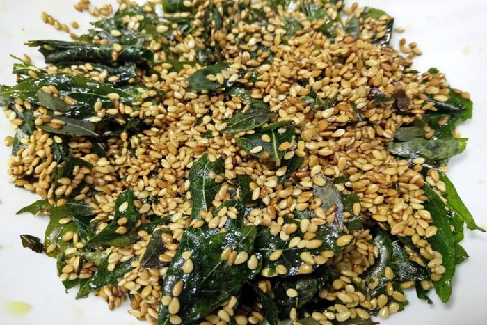 कडीपत्ता (Curry Leaves) हा भारतीय जेवणातला (Indian Food) महत्वाचा भाग आहे. कडीपत्ता जेवणाची चव वाढवतो आणि आरोग्यवर्धकही आहे. आयुर्वेदात (Ayurveda) कडीपत्त्याच्या पानांचं महत्व सांगितलेलं आहे. 