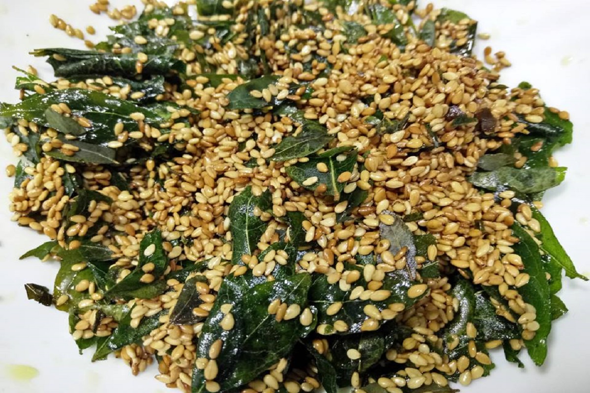 कडीपत्ता (Curry Leaves) हा भारतीय जेवणातला (Indian Food) महत्वाचा भाग आहे. कडीपत्ता जेवणाची चव वाढवतो आणि आरोग्यवर्धकही आहे. आयुर्वेदात (Ayurveda) कडीपत्त्याच्या पानांचं महत्व सांगितलेलं आहे. 