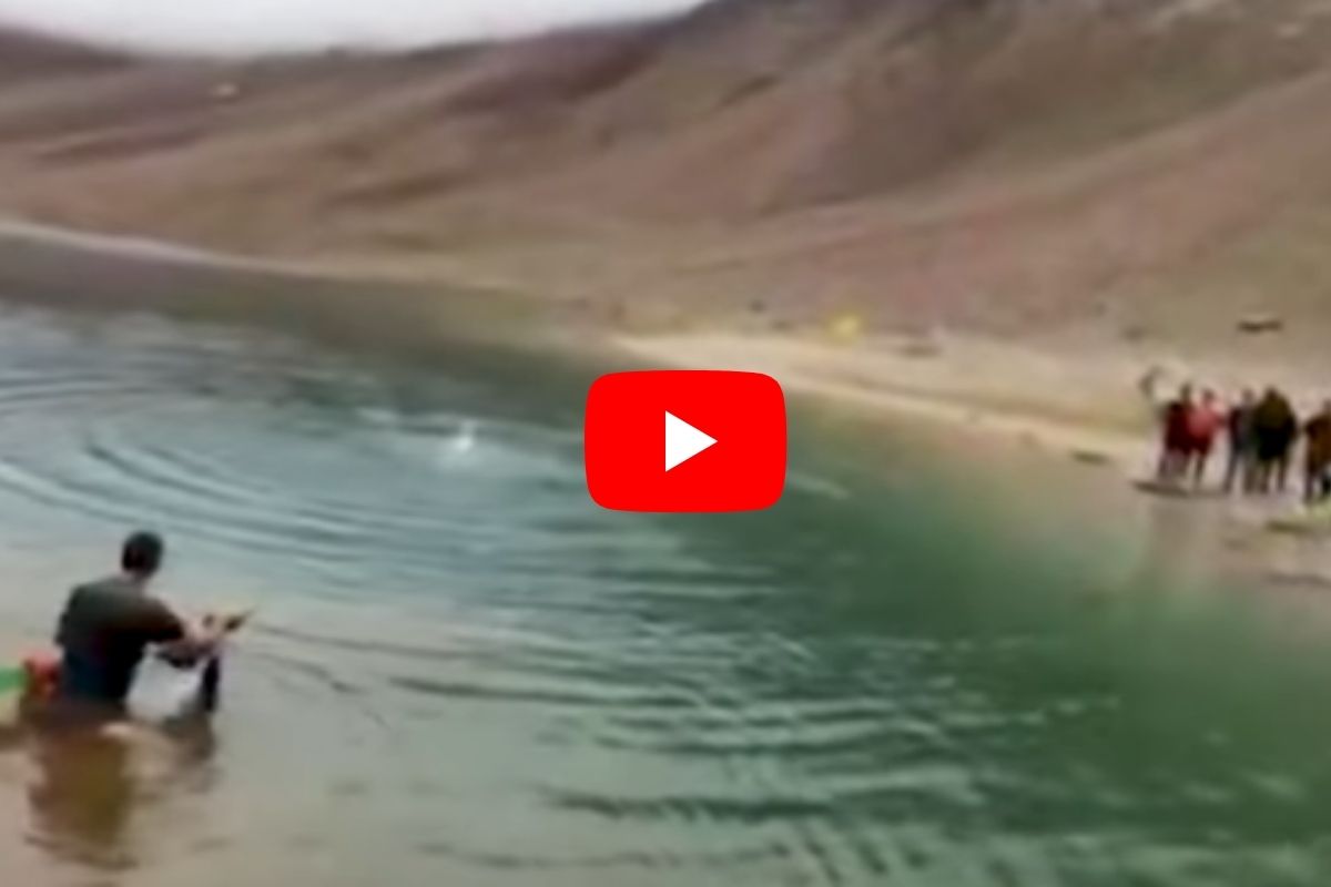 VIDEO : सेल्फी घेताना तलावात दिसली हालचाल; पर्यटकांसमोरच तरुणाने तडफडत सोडला जीव