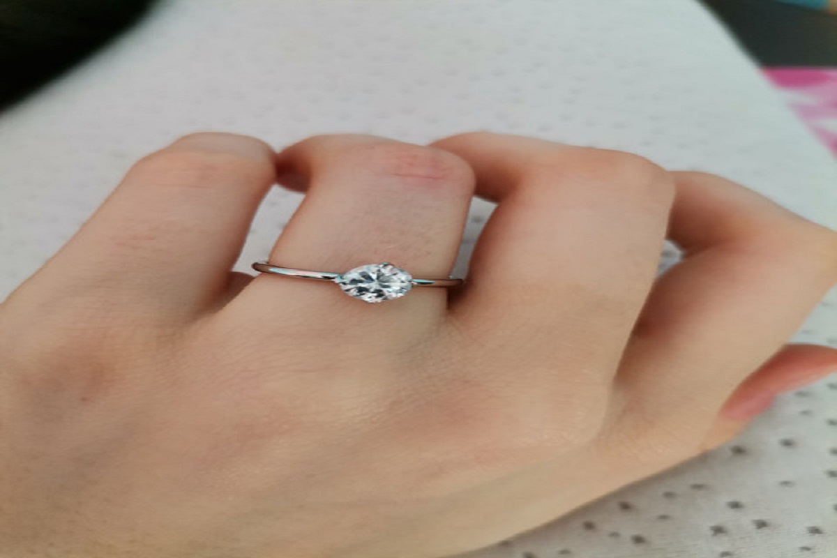 हिरा शुक्र ग्रहाच्या कृपादृष्टीसाठी घातला जातो. एखाद्या व्यक्तीला हिरा परिधान करणं लाभदायक ठरलं तर, त्यांच्या आयुष्यात कसलीच कमतरता राहत नाही. ज्योतिष शास्त्रानुसार कला, मीडिया, सिनेमा, फॅशन अशा कलात्मक क्षेत्रांशी निगडित लोकांनी हिरा घालणं शुभ जातो.