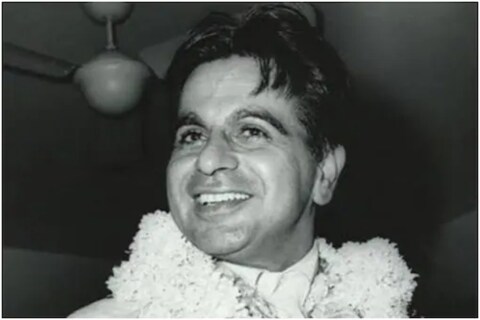 महान अभिनेते दिलीप कुमार (Dilip Kumar) यांचं बुधवारी दीर्घ आजाराने निधन झालं. दिलीप कुमार यांच्या जाण्यानं बॉलीवूडमध्ये शोककळा पसरली आहे. अभिनयाबरोबरच दिलीप कुमार यांना क्रिकेटबद्दलही विशेष प्रेम होतं. 