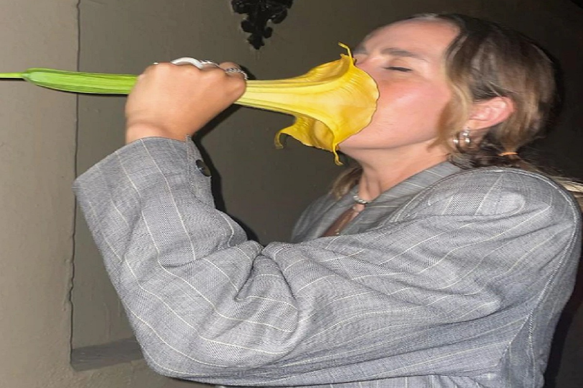 जे वाटलं सुंदर ते निघालं डेंजर! फुलाचा सुगंध घेताच गायिकेची झाली भयंकर अवस्था