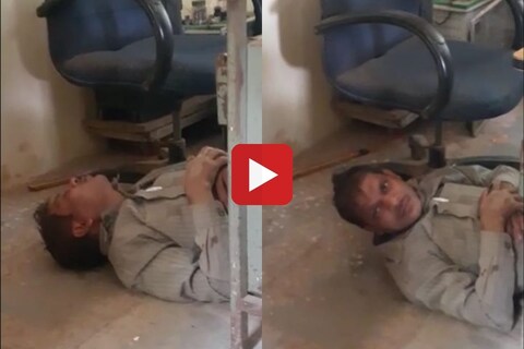 Viral Video: दारु पिल्यामुळे संबंधित शिक्षकाला नीट बसताही येत नाही. त्यामुळे तो अर्धवट टेबलाखाली पडून बडबडताना दिसत आहे. 