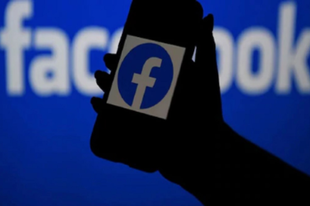 आपलं फेसबुक प्रोफाइल (Facebook Profile) कुणी पाहिलं आहे, हे जाणून घेण्यासाठी फेसबुकने ऑप्शन उपलब्ध करून द्यावा, अशी मागणी अनेक युजर्स करताना दिसतात.