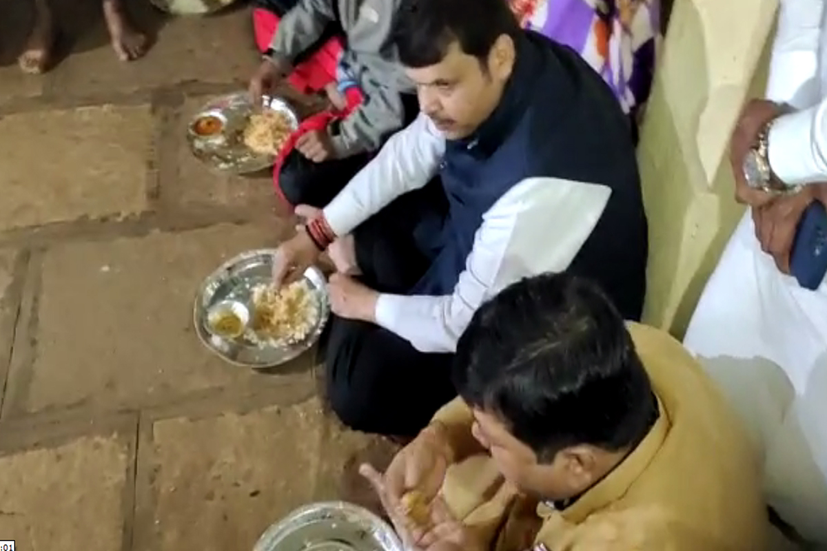 देवेंद्र फडणवीस आणि प्रवीण दरेकरांनी पूरग्रस्तांसोबत केलं जेवण, VIDEO