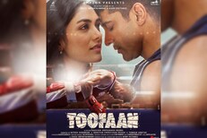 फरहान अख्तरचा 'तुफान' पसरवतोय लव्ह जिहाद? प्रदर्शनाआधीच विवादात सापडला चित्रपट