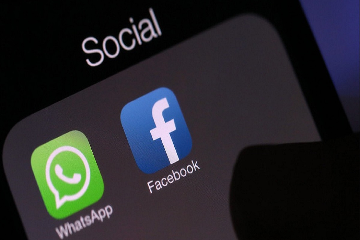 तुमचं WhatsApp आणि Facebook इतर कोणी वापरत तर नाही ना? असं तपासा