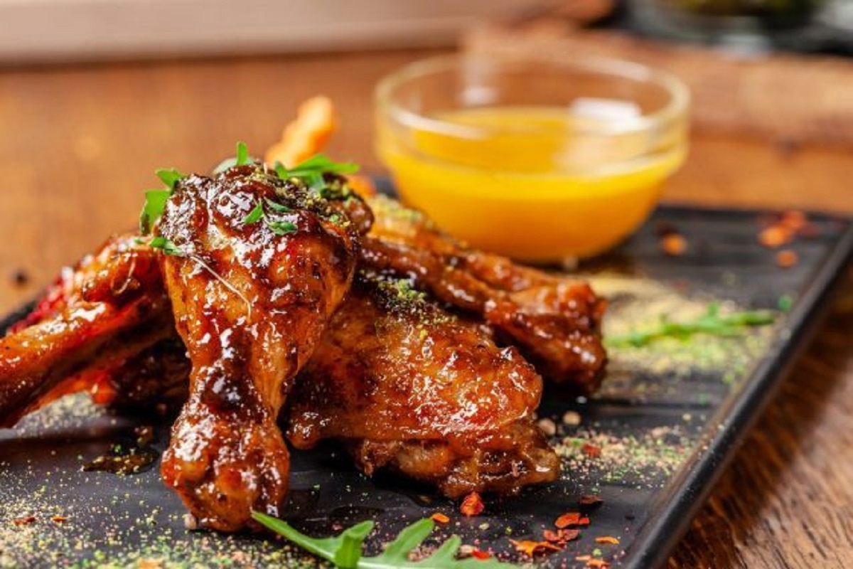 भुकेवर नियंत्रण ठेवण्यासाठी योग्य प्रमाणामध्ये प्रोटीनयुक्त आहार घ्यायला हवा. प्रोटीनमुळे भुक लागण्याचे किंवा पोट भरण्याचे संकेत देणारे हार्मोन्स तयार होतात. शरीरामध्ये प्रोटीनची कमतरता असेल तर सारखी भूक लागायला लागते. त्यामुळे मटण, चिकन, मासे आणि अंडी सारखे प्रोटीन असलेले पदार्थ खाल्ल्याने फायदा होऊ शकतो.