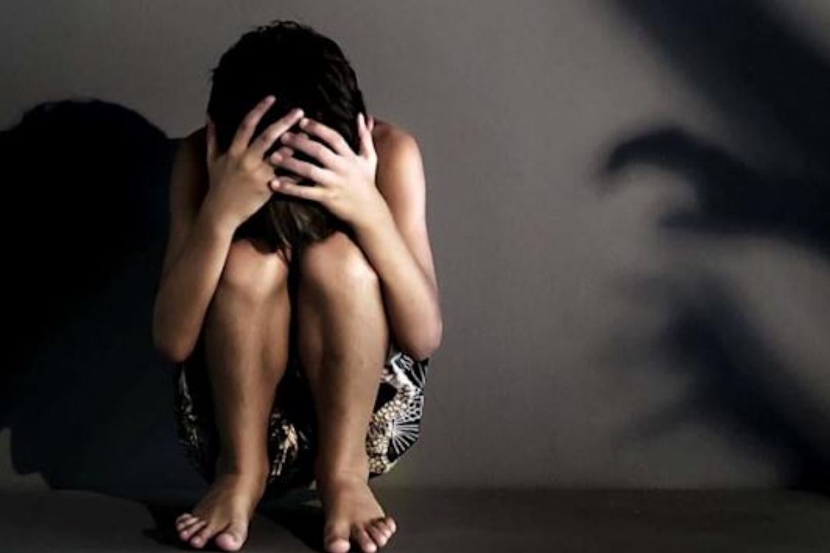 पीडित अल्पवयीन मुलगी आपल्या मैत्रिणीच्या घरी गेली असता, तिच्या चुलत भावानं बळजबरी करत तिच्यावर बलात्कार केला आहे.