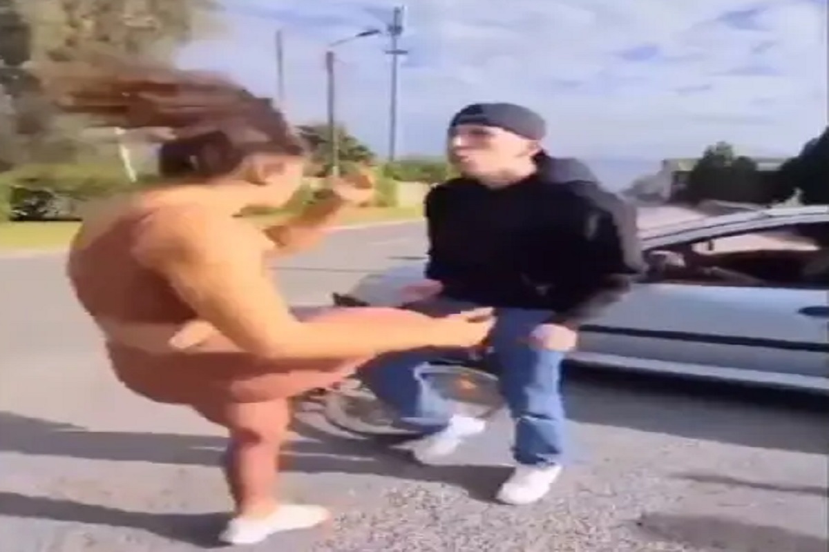 एकटी नारी 3 तरुणांवर पडली भारी! छेड काढताच असा शिकवला धडा; VIDEO पाहून कुणीही करणार नाही नाद