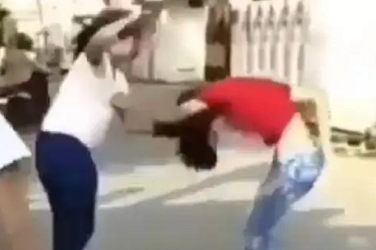 VIDEO : एका हातात मान धरली आणि सटासट मारत गेली; भररस्त्यात तरुणींची फ्री-स्टाईल हाणामारी