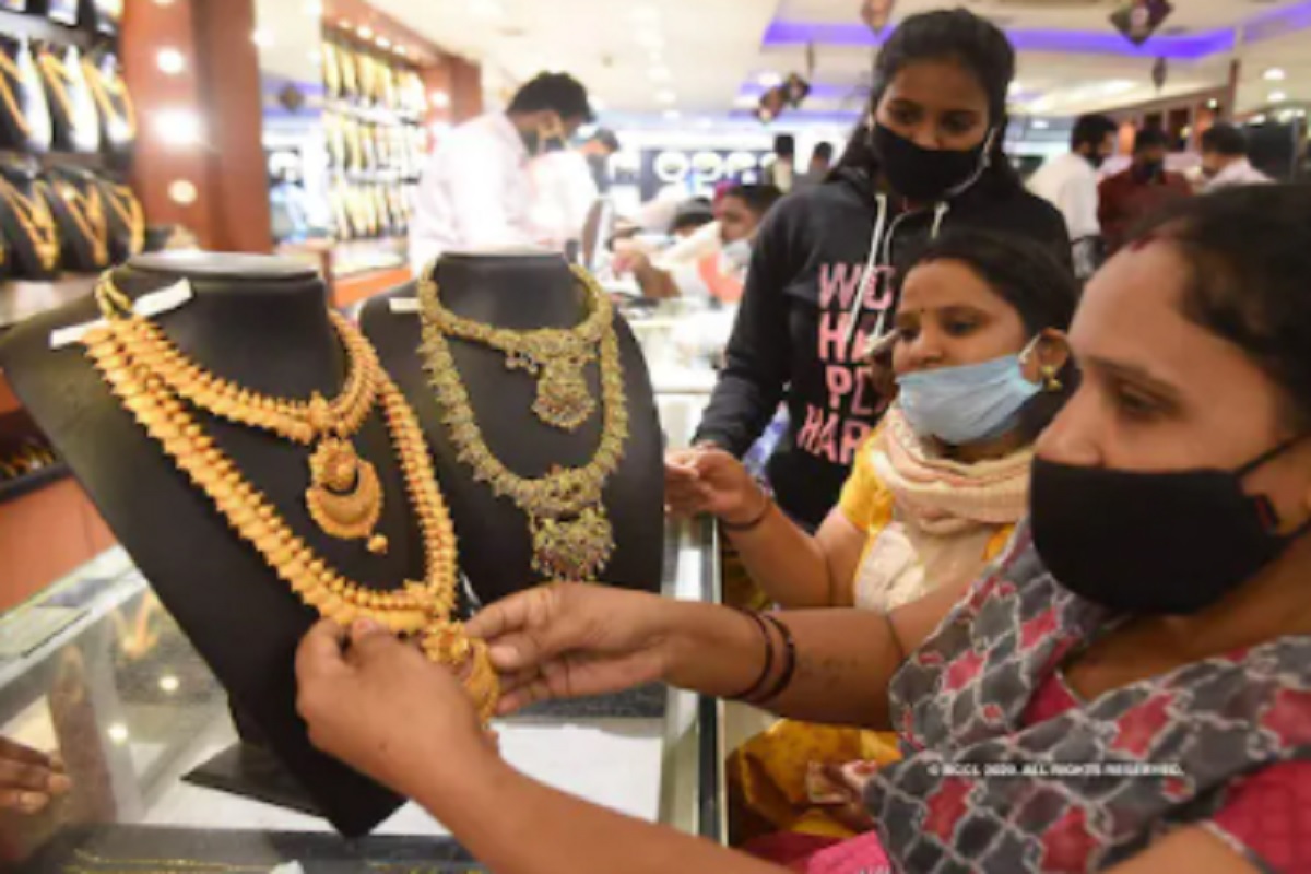 Gold Price Today: 8487 रुपयांनी स्वस्त झालं सोनं, चांदीचा दरही घसरला; वाचा 10 ग्रॅमसाठीचा लेटेस्ट रेट