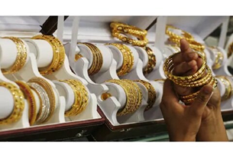 आज सोने आणि चांदी दरात (Gold and Silver Price) वाढ झाली आहे. भारतीय बाजारात वाढीची नोंद करण्यात आली आहे. जागतिक संकेतांच्या सकारात्मक परिणामांमुळे सोने दरात वाढ झाल्याची माहिती आहे. 