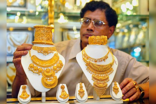 Gold Price Today: आज उतरले सोन्याचे दर, सोनं रेकॉर्ड स्तरापेक्षा 7945 रुपयांनी स्वस्त