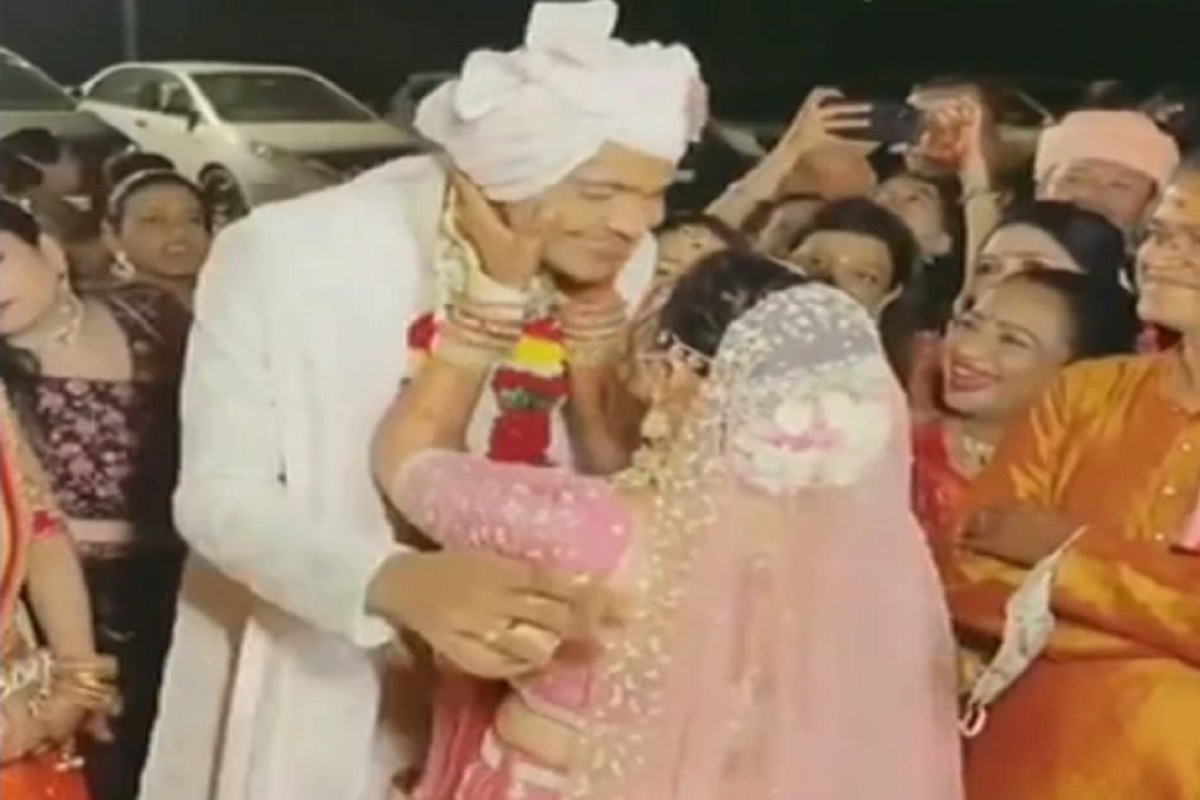 नवरदेवाच्या स्वागताला आली खुद्द नवरी, आधी पुष्पहार घातला नंतर...; VIDEO VIRAL