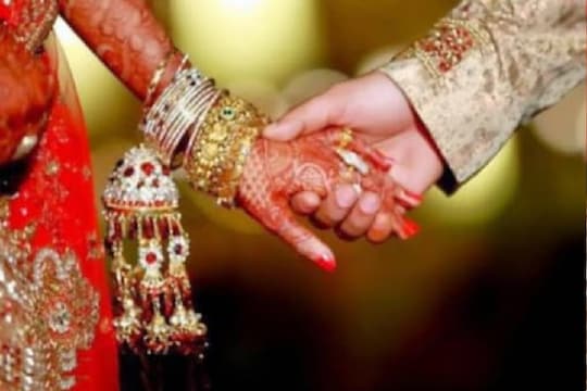 मेहुण्याच्या गर्लफ्रेंडसोबत केली विचित्र मस्करी; लग्नातच नवरदेवामुळे लागलं भांडण