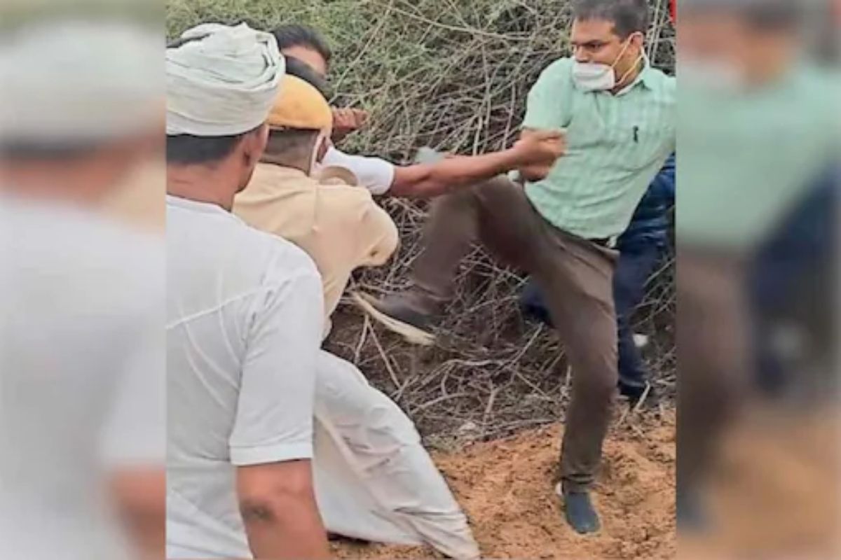 VIDEO : बळीराजाच्याच पोटावर लाथ; विकासाच्या नावावर प्रशासकीय अधिकाऱ्याचा संतापजनक प्रकार