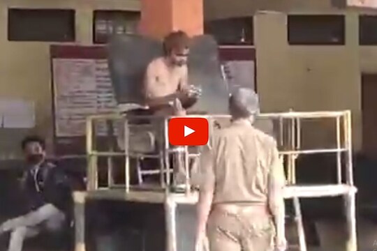 VIDEO: मनोरुग्णाचा बसस्थानकामध्ये अर्धनग्नावस्थेत धिंगाणा, महिला प्रवाशांची तारांबळ