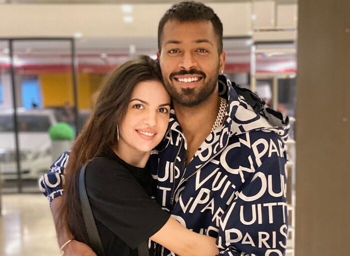 हार्दिक-नताशा : टीम इंडियाचा ऑलराऊंडर हार्दिक पांड्या (Hardik Pandya) आणि नताशा (Natasha) स्टानकोविच यांनीही प्रेमासाठी धर्माच्या भिंती तोडल्या. या दोघांनी एकमेकांसोबत अजून लग्न केलेलं नाही. हार्दिक-नताशाला अगस्त्य नावाचा मुलगा आहे. 