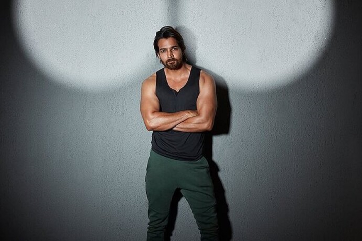 कधीकाळी जॉन अब्राहमचं हेलमेट केलं होतं डिलिव्हर; आज आहे बॉलिवूडचा प्रसिद्ध अभिनेता