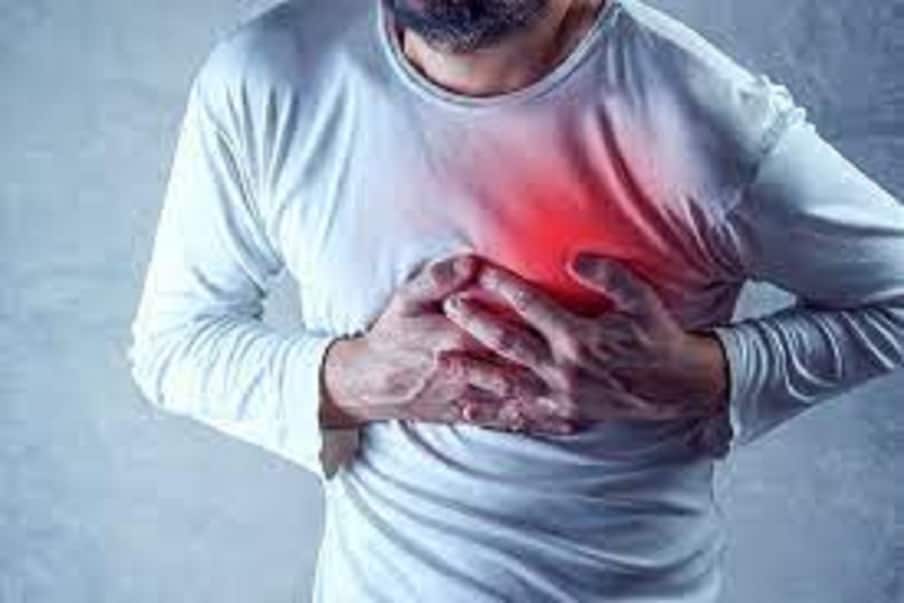 फळ खाल्ल्यानंतर पाणी पिण्यामुळे अ‍ॅसिडिटी वाढण्याची शक्यता असते. पाणी पिण्यामुळे अन्न पचवणाऱ्या अ‍ॅसिडची निर्मिती संथ गतीने व्हायला लागते. त्यामुळे खाल्लेलं अन्न पचत नाही आणि मग छाती मध्ये जळजळ सारखे त्रास होतात.