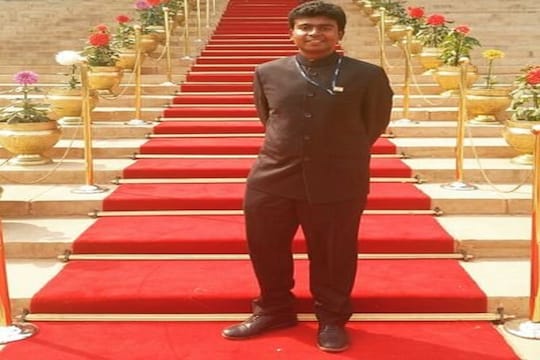 ना कोचिंग क्लास, ना मार्गदर्शन; पहिल्याच प्रयत्नात UPSC टॉपर 22व्या वर्षी झाले IAS