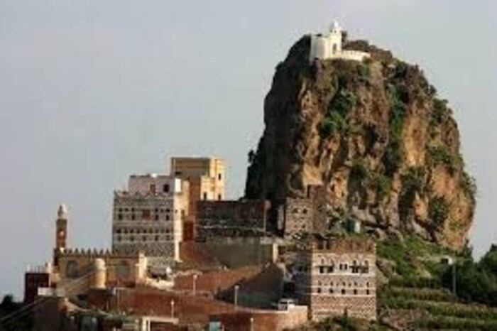अल-हुतैब हे गाव पृथ्वीच्या पृष्ठभागापासून 3,200 मीटर उंचीवर आहे. पाऊस नसल्याने इथलं वातावरण उष्ण असलं तरी थंडीमध्ये बराच गारवा असतो.