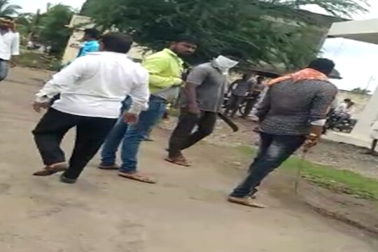 गाळे दिले नाही म्हणून तलवारी नाचवल्या, तिघांवर केले वार;  गावातला थरारक VIDEO