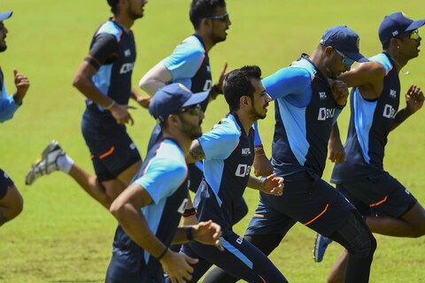 भारत विरुद्ध श्रीलंका (India vs Sri Lanka) यांच्यातील वन-डे आणि टी 20 मालिकेला कोरोनाचा फटका बसला आहे. यजमान श्रीलंकेच्या कॅम्पमधील दोन जणांना कोरोनाची लागण झाल्यानं ही मालिका पुढे ढकलण्यात आली आहे. 
