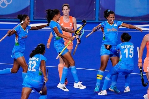 भारतीय महिला हॉकी टीमनं  (Indian womens hockey team) 'करो वा मरो' लढतीमध्ये दक्षिण आफ्रिकेचा 4-3 ने पराभव केला आहे. या विजयामुळे भारताची क्वार्टर फायनलमध्ये जाण्याची आशा कायम आहे. 