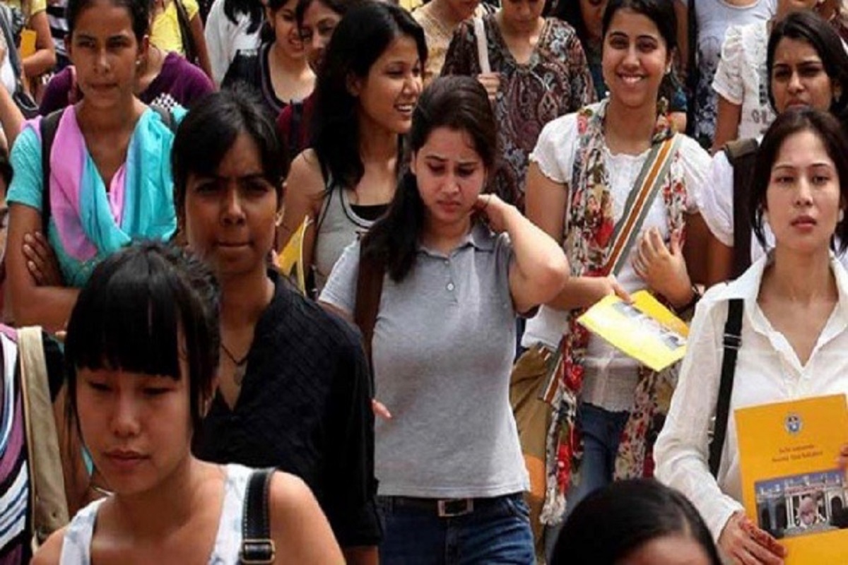 कितीतरी महिला स्वत:बद्दल जागृक नसतात. महिलांसाठी असलेल्या कायद्यांची माहिती त्यांना नसते. त्यामुळे कधी वेळ आलीच तर, त्यांना कायद्यांचा वापरही करता येत नाही. 