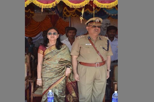 IPS ऑफिसरनं केलेल्या ट्विटरवर पत्नीची कमेंट, व्हायरल कमेंटवर लाईक्सचा पाऊस