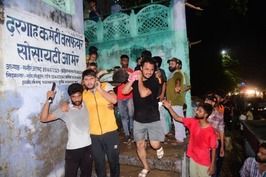 साहेब, आम्हाला वाचवा! वीज कोसळून जखमी झालेल्या नागरिकाचा पोलिसांना फोन, मृतदेहांचा खच पाहून सरकली पायाखालची जमीन