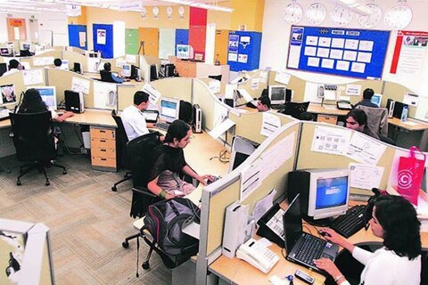 News Labour Codes: नवीन लेबर कोड लागू झाल्यानंतर कर्मचाऱ्यांची टेक होम सॅलरी (Take home Salary) कमी होईल. तर कंपन्यांवर जास्त पीएफ देण्याचं ओझं वाढणार आहे. तर नवीन मसुद्याच्या नियमानुसार मूलभूत वेतन (Basic Salary) एकूण पगाराच्या 50% किंवा त्याहून असावे लागणार आहे. 