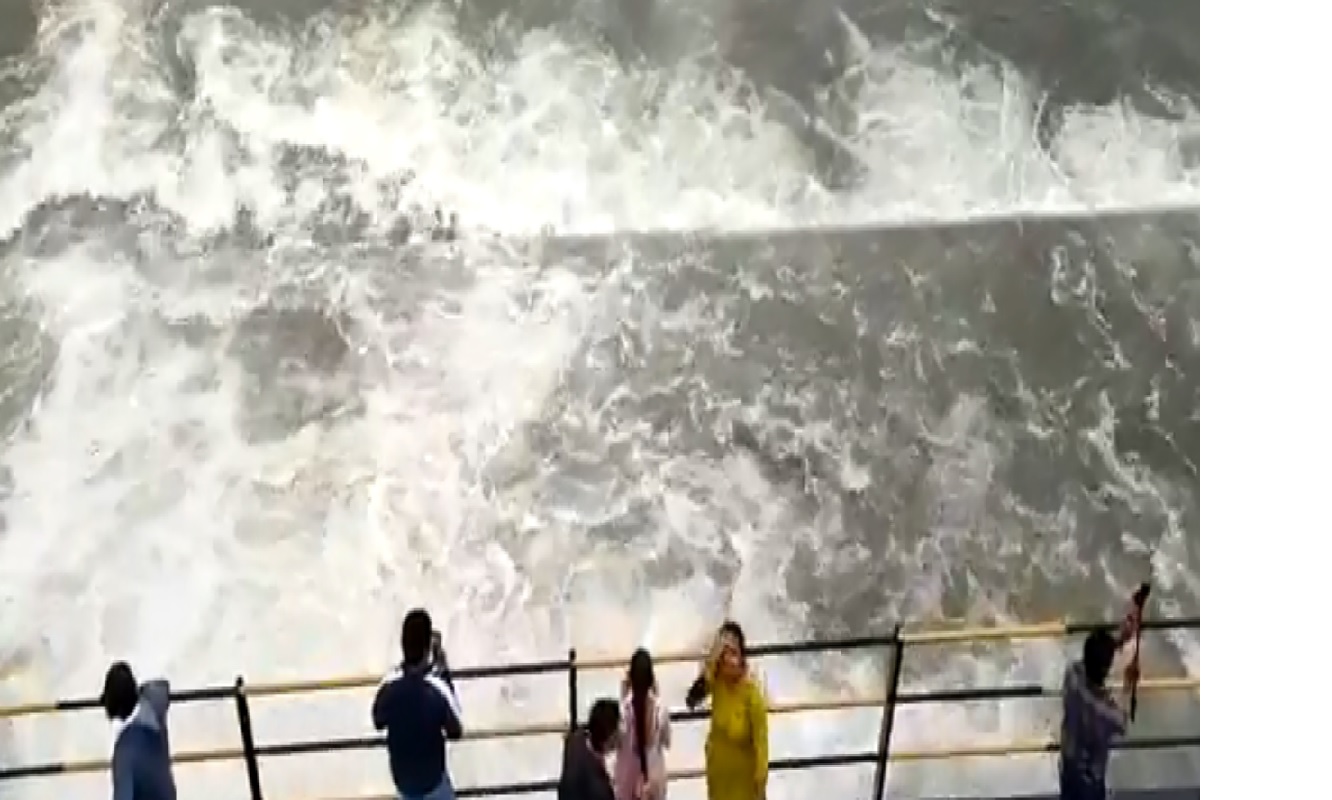 Video : पुणेकरांनो, नदीचं पाणी वाढणार; खडकवासल्यातून विसर्गाला सुरुवात