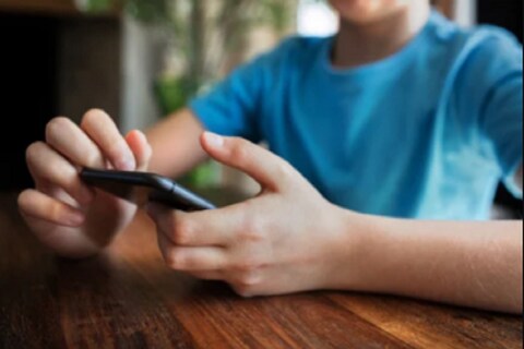 पालकांकडून लहान मुलांना दिला जाणारा मोबाईल त्यांच्यासाठी धोकादायक ठरू शकतो. केवळ दहा वर्षांची मुलंदेखील इन्स्टाग्राम, फेसबुक, स्नॅपचॅटसारख्या सोशल मीडियावर अकाउंट तयार करत आहेत. याबाबत राष्ट्रीय बाल सुरक्षा आयोगाने धक्कादायक आकडे जारी केले आहेत. 
