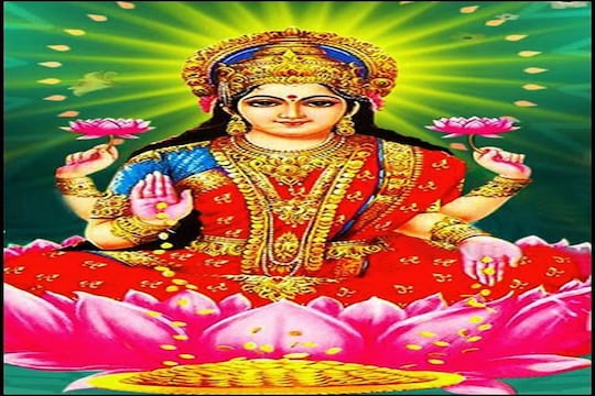 ज्योतिषशास्त्रानुसार शुक्रवारी देवी लक्ष्मीची पूजा करून काही उपाय केल्यास नोकरीसंबंधी समस्याही दूर होतात. 