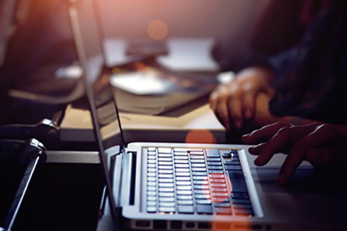 घरकाम करणाऱ्या आईची Inspiring कहाणी! मुलीला लॅपटॉप घेण्यासाठी पै-पै जोडून जमवले 35000